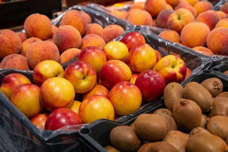 Produzione di frutta fresca di stagione per la vendita all'ingrosso 